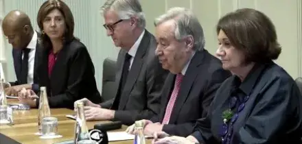 Guterres depone fiori sul monumento dedicato ai caschi blu a Cipro