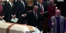 Usa, l&rsquo;omaggio di Trump ai funerali del senatore repubblicano Lindsey Graham