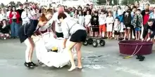 Riccione, la tartaruga Nancy torna in mare tra gli applausi di cittadini e turisti