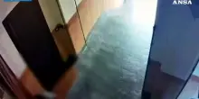 Milano, soccorre una donna importunata e viene ferito a coltellate