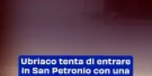 Ubriaco tenta di entrare in San Petronio con una bottiglia di birra, bloccato dai militari: video