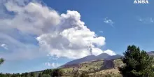 Etna, attivit&agrave; stromboliana alla Voragine ed emissione di cenere