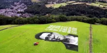 Un ritratto gigante di Burnham nella campagna del West Yorkshire