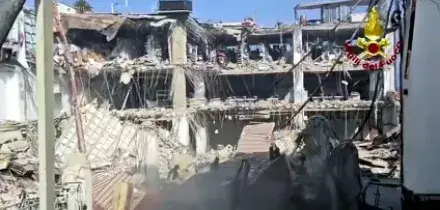 Crolla edificio a Messina: vigili del fuoco alla ricerca dei dispersi