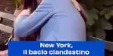 New York, il bacio clandestino fra un avvocato e la collega finisce in rete: carriera distrutta