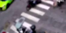 Trascinano un'anziana sull'asfalto per strapparle la borsa, due fermi a Roma
