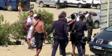 Ceuta, il Marocco ferma i migranti ma la corsa continua