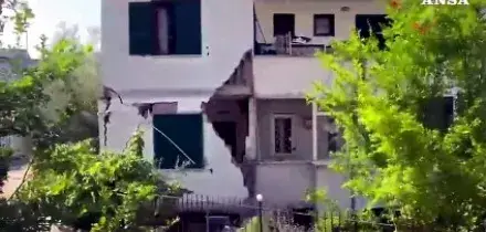 Campi Flegrei, i danni a Pozzuoli dopo le scosse
