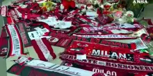 Franco Baresi, l'omaggio dei tifosi davanti a Casa Milan