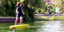 Parigi, sulla Senna si vola a pelo d'acqua con l'e-foil