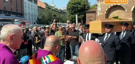 Don Mazzi, l'ultimo saluto a Milano sulle note di "Io vagabondo"