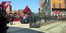 Cori e commozione all'arrivo del feretro di Franco Baresi a Sant'Ambrogio