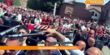 Cardinale contestato dai tifosi del Milan ai funerali di Baresi