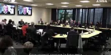 Politica partecipa a un incontro dal bagno, "Vediamo il tuo bucato"