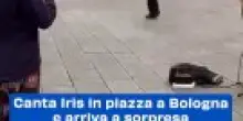 Canta Iris in piazza a Bologna e arriva a sorpresa Biagio Antonacci