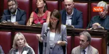 Chat Delmastro, protesta di Avs in Aula a Montecitorio, deputati con le bende sugli occhi