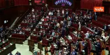 Chat Delmastro, protesta M5S sotto i banchi della maggioranza con i telefoni dopo voto in Aula
