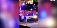 Torino, il recupero dell'auto finita nel Po durante un inseguimento