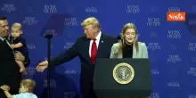 Trump rincorre bambino che vaga sul palco e scherza: Non voglio cada come Biden
