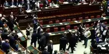 Alla Camera bagarre e bende opposizioni dopo no a uso chat Delmastro