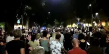 Tutti cantano Guccini: centinaia di persone in via Paolo Fabbri