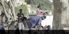 I migranti a Ceuta dormono sulla spiaggia: "Vogliamo entrare in Europa"