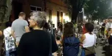 &Egrave; la seconda sera dalla scomparsa,  e continuano a cantare: un gruppo di gente davanti via Paolo Fabbri civico 43