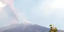 "Etna: Continua l'Emissione di Cenere dal Cratere Voragine, Nuova Bocca Eruttiva nella Valle del Bove"