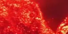"L'Etna in Eruzione: Pennacchi di Cenere e Turisti Avventurosi a Catania"