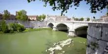 Caldo e siccit&agrave;, nel Tevere riemergono i resti di un ponte romano