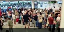 Etna, i disagi dei viaggiatori all'aeroporto di Catania: "Vacanze in rovina"
