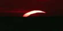 "Emozione e Meraviglia: L'eclissi Solare Incanta il Lungomare di Ladispoli"