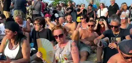 Migliaia di persone a Milano a Monte Stella per l'eclissi di Sole