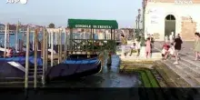 Venezia, l'eclissi solare incanta turisti e residenti