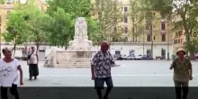 Roma, coppia di anziani balla in piazza a Testaccio: "Cos&igrave; sfidiamo il caldo"