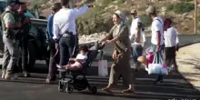 Coloni violenti assediano palestinesi (e un americano) in Cisgiordania