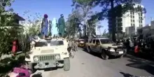 A cinque anni dal ritorno dei talebani, Kabul tra bandiere e slogan