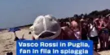 Vasco Rossi in Puglia, fan in fila in spiaggia a caccia di selfie