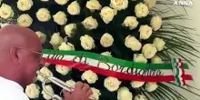 Tomba di Beatrice, un uomo suona l'Ave Maria di Schubert con la sua tromba