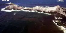 Oman, riprese aeree fuoriuscita di petrolio al largo della costa meridionale