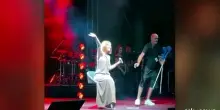 Noemi torna sul palco in stampelle dopo la brutta caduta
