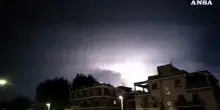 Maltempo a Roma, tempesta di fulmini illumina il cielo notturno