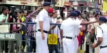Almeno 9 morti in un incendio in un hotel a Calcutta in India