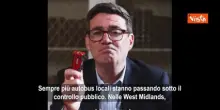 Burnham (UK) con modellino bus in mano annuncia: Trasporti tornano pubblici nelle West Midlands ST
