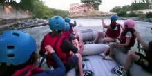 Roma, il rafting sul Tevere rinfresca i turisti accaldati