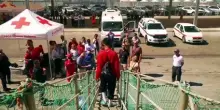 L'arrivo a Bari della nave Emergency: sbarcati 48 naufraghi e 7 cadaveri