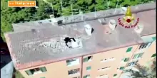 Esplosione in una palazzina di Perugia, due feriti gravi: le immagini