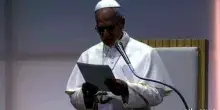 Papa al Meeting: prima dei confini e istituzioni ci sono le persone
