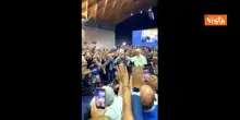 Papa Leone scende dalla golf car per salutare una persona invalida al Meeting di Rimini