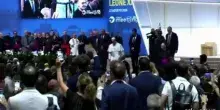 Il Papa lascia il Meeting di Rimini tra gli applausi della folla